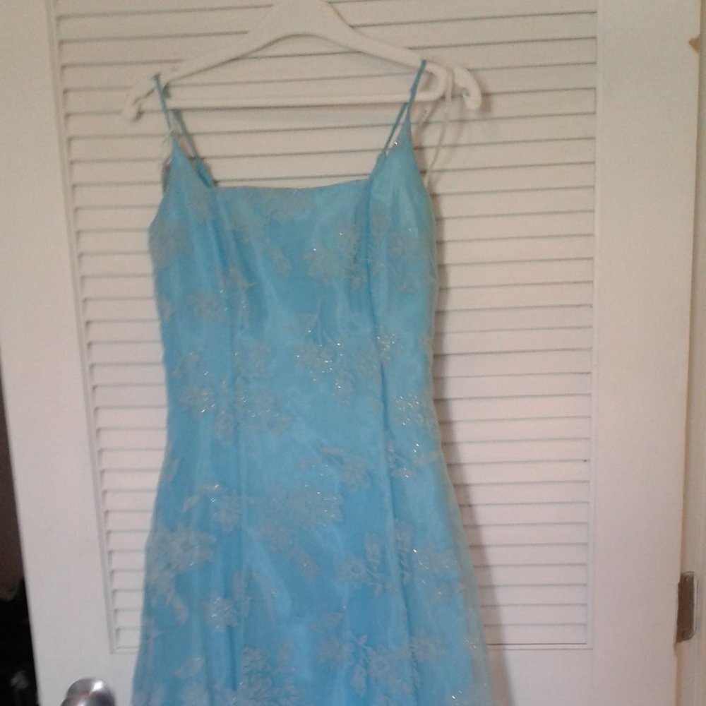 PROM/GRAD DRESS - Picture 4 of 11